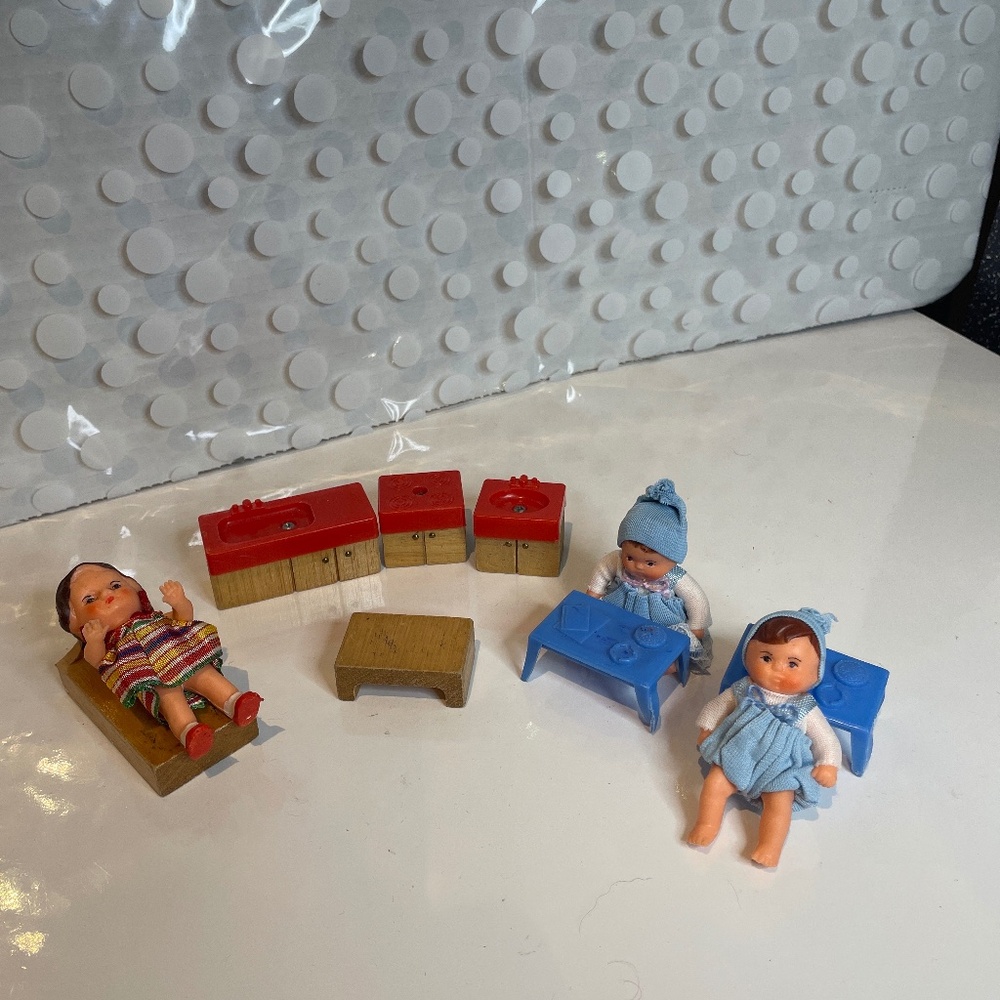 Vintage 50s/60s mini 👶baby dolls & wooden furniture